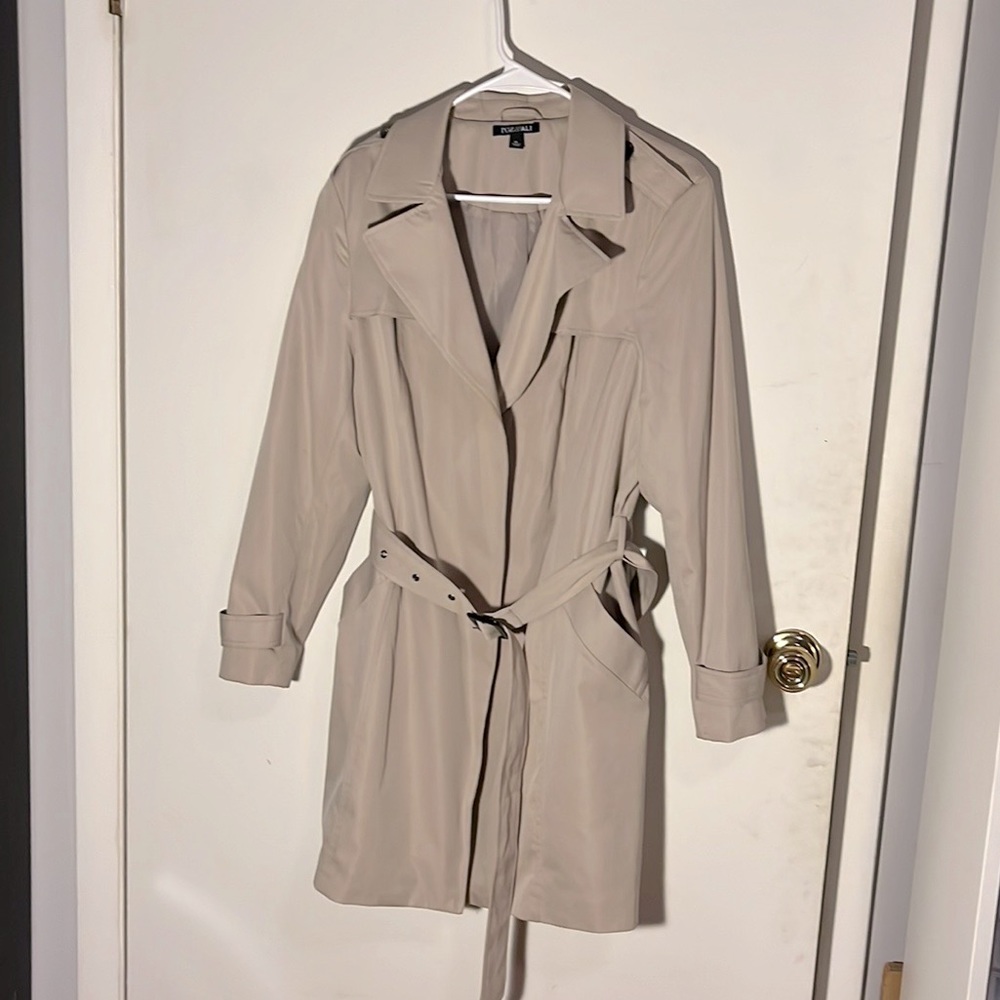 Light weight, knee length women’s tan trench coat. Size XL